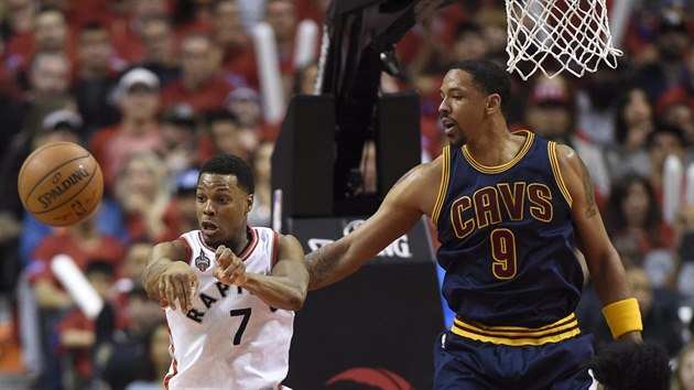 Kyle Lowry (vlevo) z Toronta pihrv, sleduje ho J. R. Smith z Clevelandu.