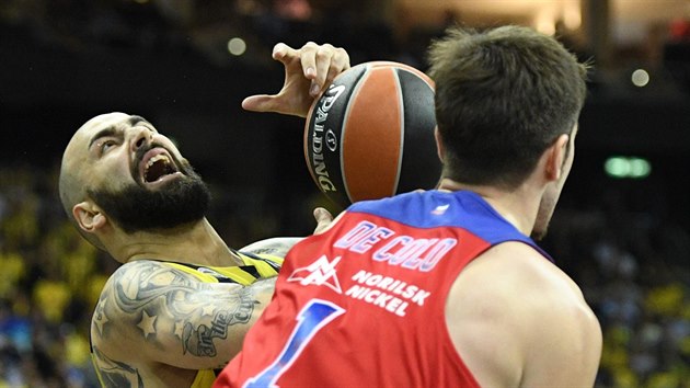 Pero Anti (vlevo) z Fenerbahce v souboji s Nandem de Colem z CSKA