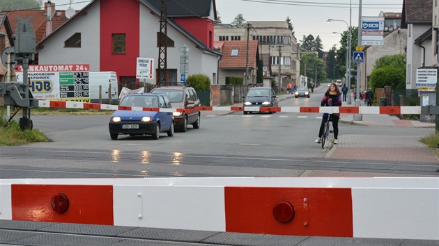 Pejezd v centru Tnit nad Orlic, kde se nkolikrt za hodinu tvo kolony.