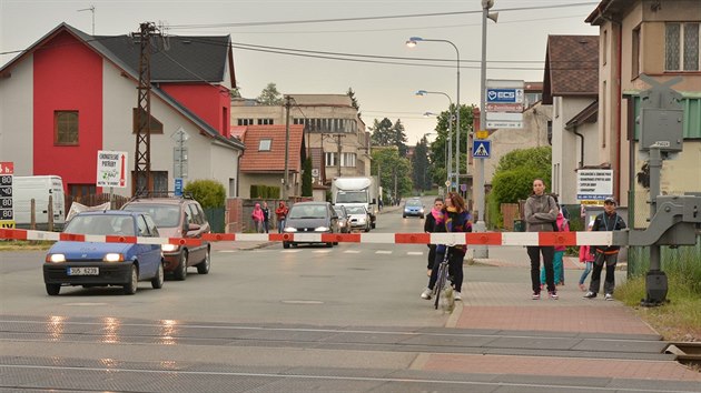 Pejezd v centru Tnit nad Orlic, kde se nkolikrt za hodinu tvo kolony.