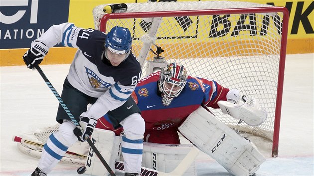 Rusk brank Sergej Bobrovskij se sna zastavit ton vpad Mikaela Granlunda z Finska.