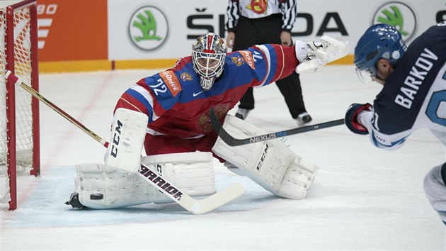 Finsk tonk Aleksander Barkov zkou pekonat ruskho glmana Sergeje Bobrovskho.