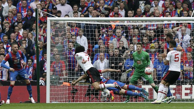 Marouane Fellaini z Manchesteru United (druh zleva) ve sv anci proti Crystal Palace selhal.