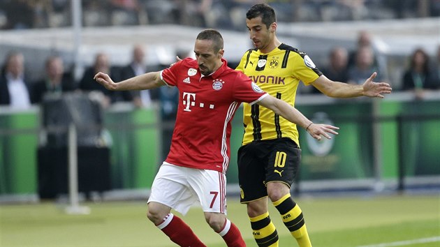 Henrich Mchitarjan z Dortmundu (vpravo) a Franck Ribry z Bayernu Mnichov v souboji o m