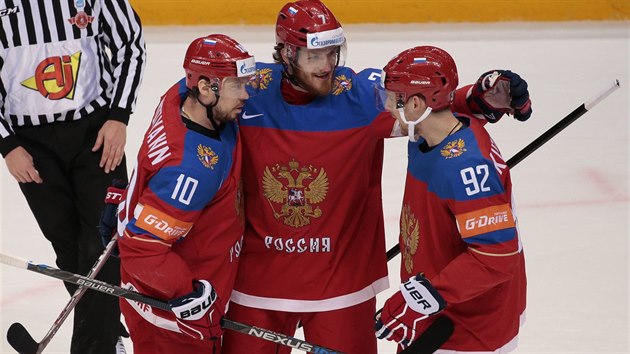 RADOST SBORNÉ. Ruští hokejisté se radují z gólu do americké sítě v duelu o bronz.