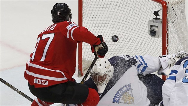 Kanadský útočník Connor McDavid překonává finského gólmana Mikka Koskinena ve finále mistrovství světa.
