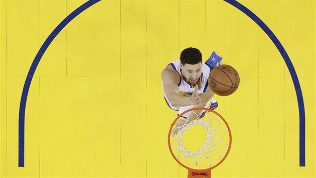 Klay Thompson z Golden State hz na ko v duelu proti Oklahom.