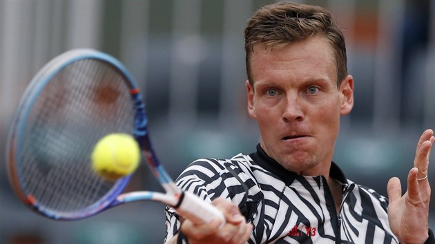 Tom Berdych returnuje mek v utkn proti Pablu Cuevasovi.