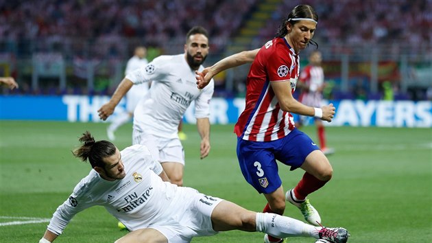 Gareth Bale z Realu Madrid (vlevo) chce skluzem zastavit Filipeho Luse z Atltika Madrid.