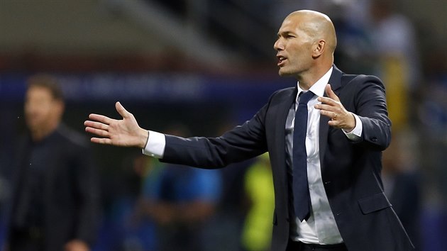 Kouč Realu Madrid Zinédine Zidane gestikuluje během finále Ligy mistrů.