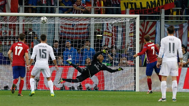 NEDAL. Antoine Griezmann (druhý zprava) z Atlétika Madrid při penaltě ve finále Ligy mistrů napálil břevno.