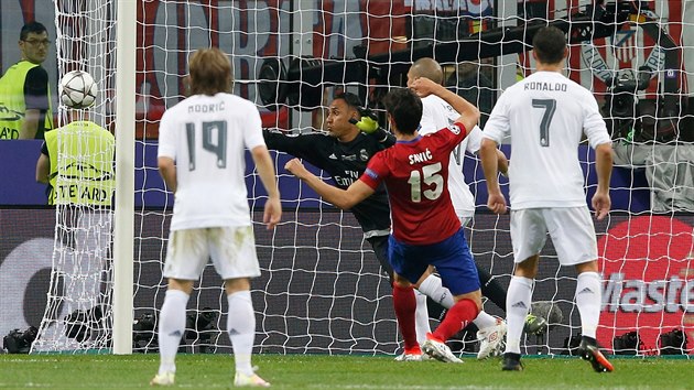Stefan Savič z Atlétika Madrid (v červeném) v téhle šanci ve finále Ligy mistrů proti Realu selhal.