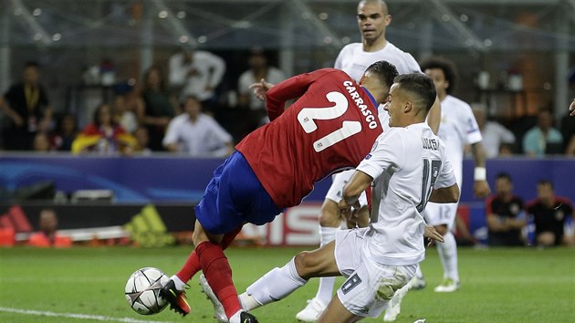 Yannick Carrasco (v červeném) z Atlétika Madrid skóruje do sítě Realu Madrid ve finále Ligy mistrů.