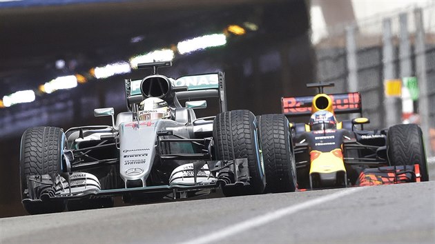 Momentka z Velk ceny Monaka - vpedu je Lewis Hamilton, za nm je Daniel Ricciardo.