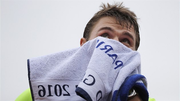 Stan Wawrinka odpov bhem duelu 4. kola Roland Garros.