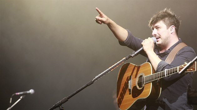 Marcus Mumford s kapelou Mumford & Sons (O2, arena, Praha, 20. kvtna 2016)