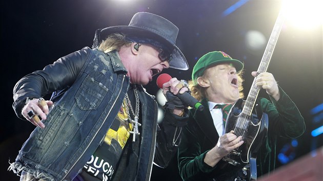 Axl Rose a Angus Young na koncertu AC/DC (Letňany, Praha, 22. května 2016)