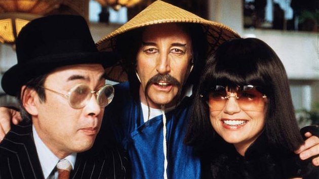 Burt Kwouk s Peterem Sellersem a Dyan Cannonovou ve filmu Pomsta Rovho pantera (1978)