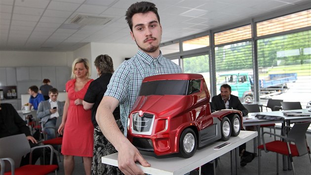 Jihlavský student Milan Láník zvítězil se svým propracovaným modelem vozu v kategorii středoškoláků.