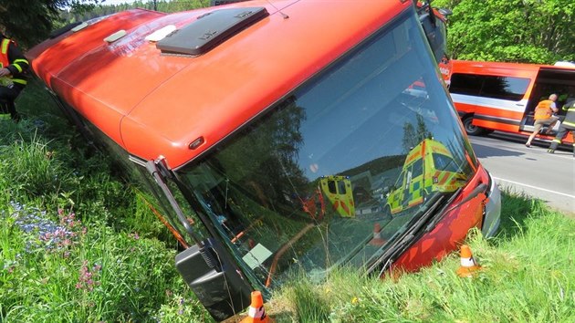 Autobus s osmncti dtmi sjel ze silnice, naboural se do betonovho mostku a pevrtil.