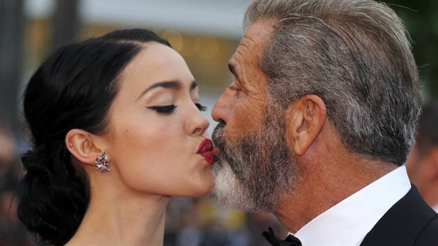 Rosalind Rossov a Mel Gibson (Cannes, 22. kvtna 2016)