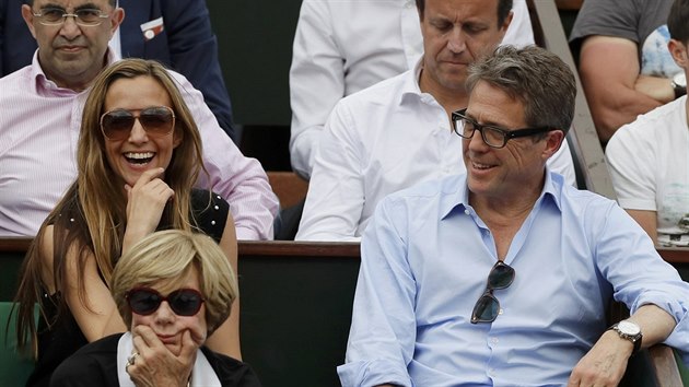 Anna Ebersteinová a Hugh Grant  na tenise (Paříž, 25. května 2016)