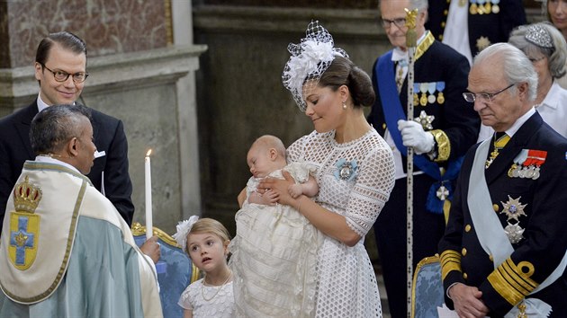 vdsk krl Carl XVI. Gustaf, korunn princezna Victoria, jej manel Daniel a dcera Estelle na ktu prince Oscara (Stockholm, 27. kvtna 2016)