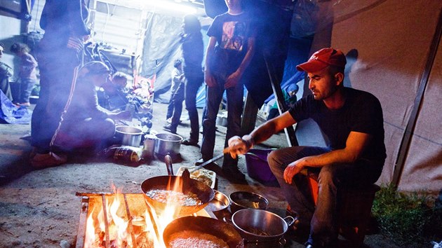 eck policie vyklz uprchlick tbor Idomeni. V blzkosti je nkolik dalch neoficilnch tbor, jako tento u benzinov pumpy a okolo dlnice pobl vesnice Evzonoi.