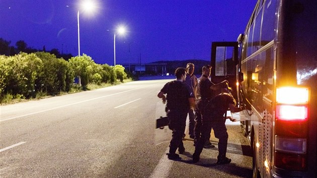 Kontrola jednoho z autobus pobl pumpy u Idomeni.