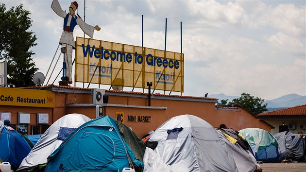 Vyklzen uprchlickho tbora Idomeni na ecko-Makedonsk hranici. V blzkosti Idomeni je i nkolik dalch neoficilnch tbor, jako tento u benzinov pumpy a okolo dlnice pobl vesnice Evzonoi. Ve stedu tam uprchlci na chvli pi demonstraci