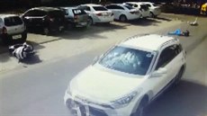 Kamera zachytila okamik, kdy SUV srazilo dv dívky na skútru