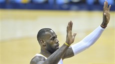 LeBron James oslavuje úspnou akci v duelu s Clevelandem.