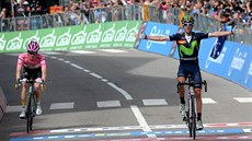 Alejandro Valverde (vpravo) a Steven Kruijswijk v cíli estnácté etapy Gira.