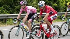 Steven Kruijswijk (v rovém) a Giovanni Visconti bhem osmnácté etapy Gira.