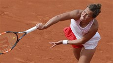 Barbora Strýcová pi podání ve 3. kole Roland Garros.