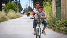 ecká policie vyklízí uprchlický tábor Idomeni, obyvatele postupn peváí do...