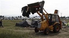 ecká policie zaala vyklízet uprchlický tábor v Idomeni, buldozery likvidovaly...