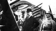 Francouzský prezident Raymond Poincaré (muž s buřinkou) si prohlíží rakety Le...