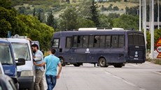 ecká policie zaala z tábora v Idomeni odváet tisíce migrant. (24. kvtna...