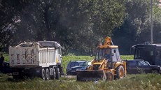 �ecká policie za�ala v úterý vyklízet tábor v Idomeni. (24. kv�tna 2016)