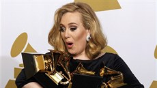 Grammy 2012 -  23letá Adele se svými esti cenami (Los Angeles, 12. února 2012)