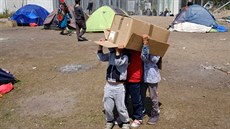 Dti benc si hrají s papírovou krabicí v uprchlickém táboe na...