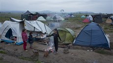 Dti si hrají v eckém táboe Idomeni u hranic s Makedonií (20. kvtna 2016).