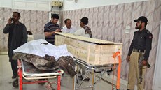 Pákistántí policisté a zdravotníci postávají u dvou tl, které zstaly na...