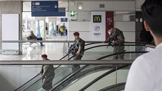 Francouzští vojáci hlídkují na letišti Charlese de Gaulla u Paříže. (20. května...