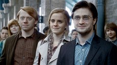 Ron, Hermiona a Harry na konci sedmého pokračování Harry Potter a relikvie smrti