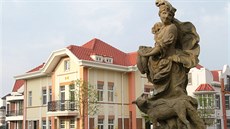 Sochy na mosty bez nábo�enských motiv� vy�e�il nakonec replikami soch...