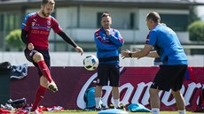 Michal Kadlec na tréninku fotbalové reprezentace s asistentem Zde�kem Svobodou.