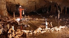 Zachovalé ásti stavby v jeskyni Bruniquel staré zhruba 175 tisíc let