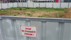 Ped zákazem vstupu na stavenit varuje jediná cedule.